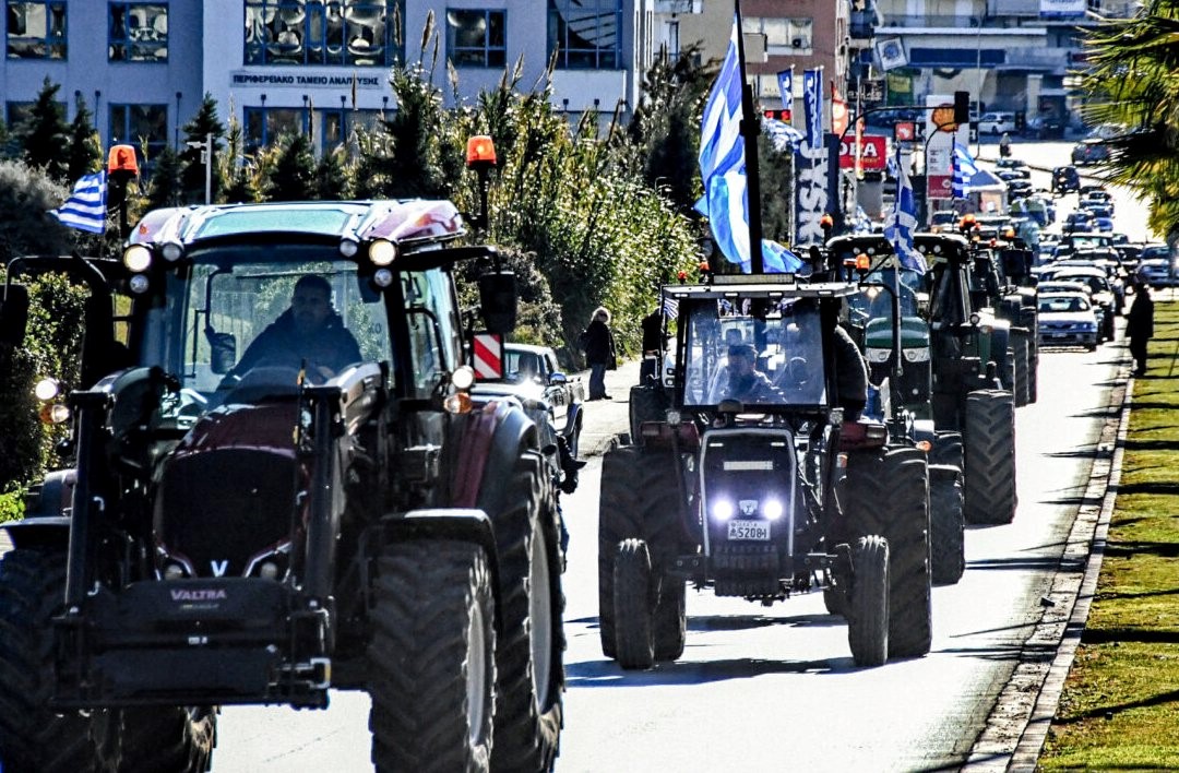 Με τρακτέρ, πούλμαν και ΙΧ οι Θεσσαλοί αγρότες